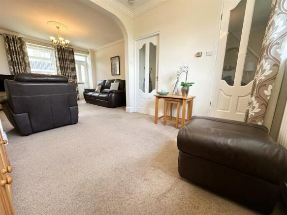 LOUNGE DINING ROOM