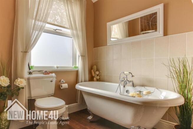 FAMILY BATHROOM: