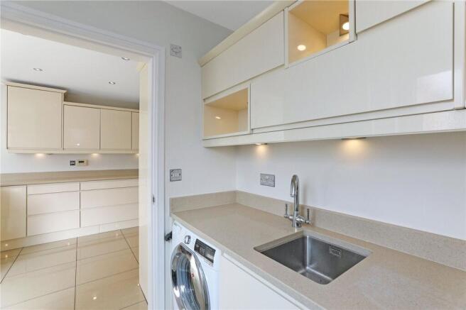 5 bed Detached for sale Image 8