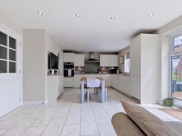4 bed Detached for sale Image 9