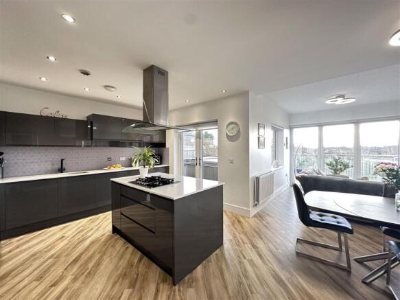 5 bed Detached for sale Image 6