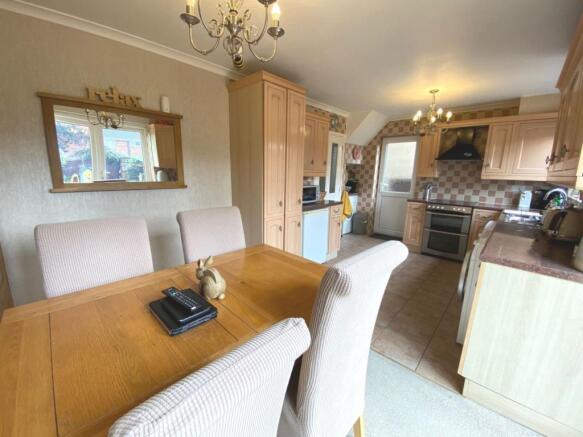 KITCHEN/DINING ROOM