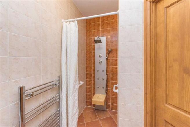 GOOD SIZE EN SUITE WET ROOM