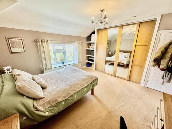 5 bed Detached for sale Image 11