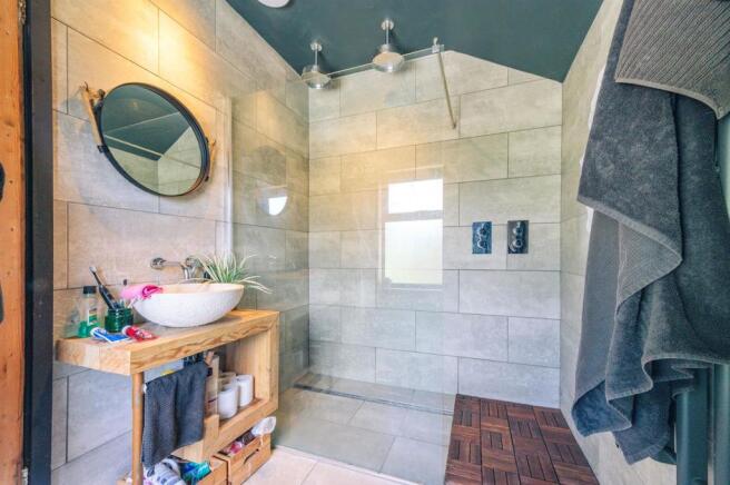 en suite 1.jpg