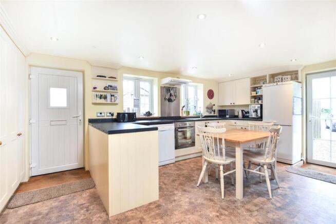 KITCHEN/DINING ROOM