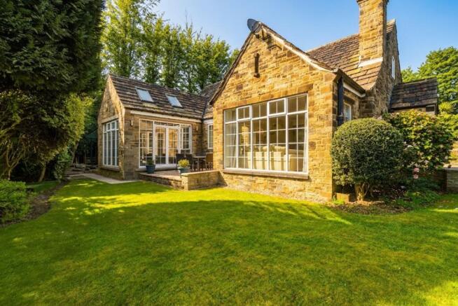 Side garden & patio seating