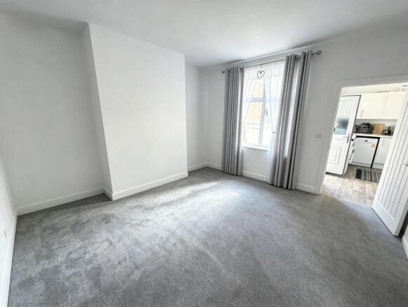 3 bed Terraced to rent Image 5