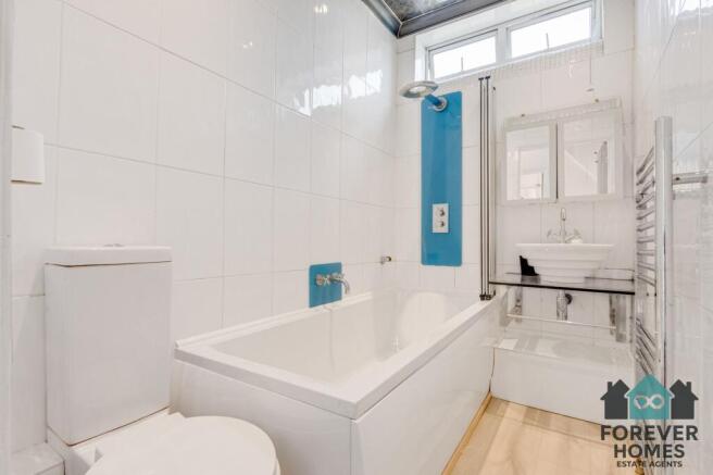 5 bed Detached for sale Image 7