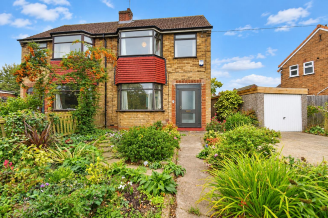 3-bed semi-detached on Wolfreton Drive, Anlaby, Hull, £195,000