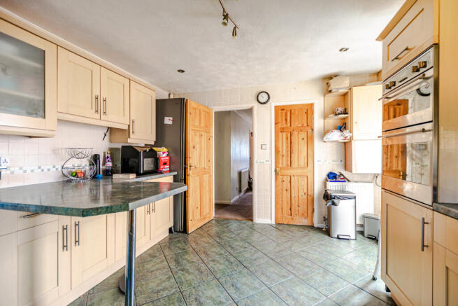 4 bed Detached for sale Image 8