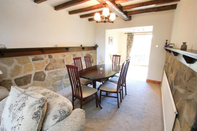 OPEN PLAN LIVING/ DINING ROOM