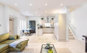 3, Beverston Mews, London W1H 2BZ
