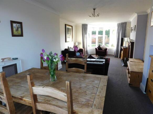 LIVING / DINING ROOM