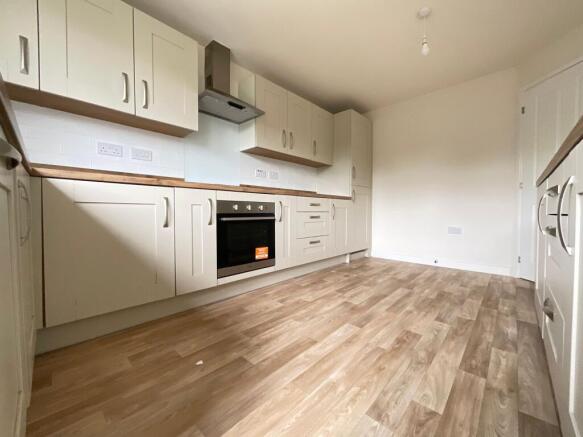 4 bed Detached to rent Image 4