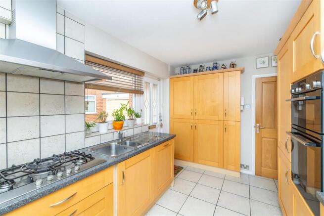 4 bed Semi-Detached Bungalow for sale Image 9
