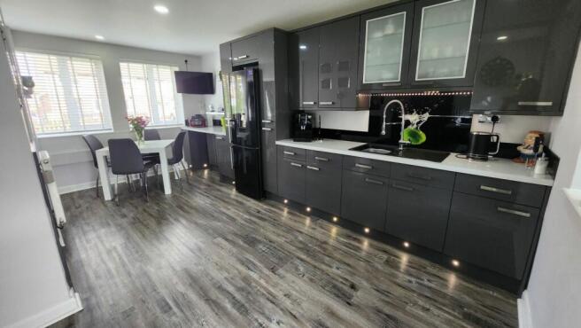 KITCHEN/DINING ROOM