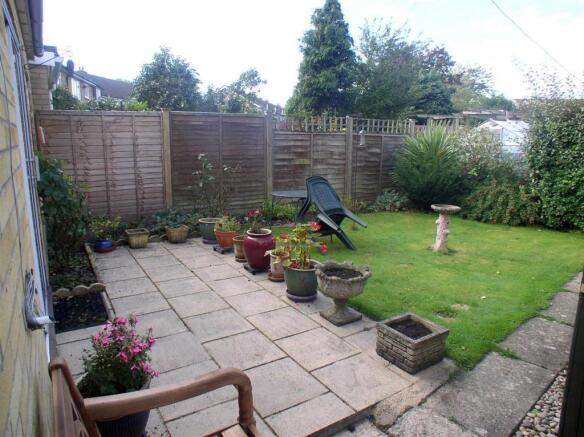 9 Hurtwood Road gard