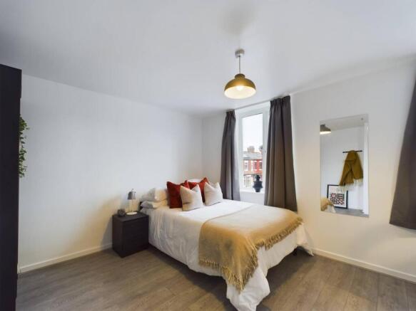 Light, neatly presented double bedroom with a c...