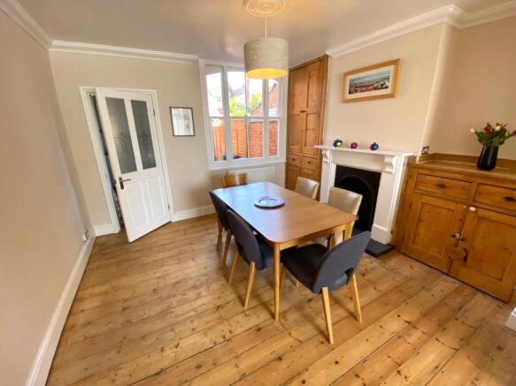 LOUNGE/DINING ROOM