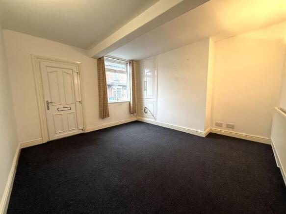 2 bed Terraced to rent Image 5