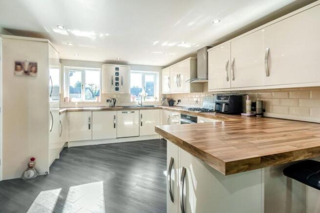 5 bed Detached for sale Image 7