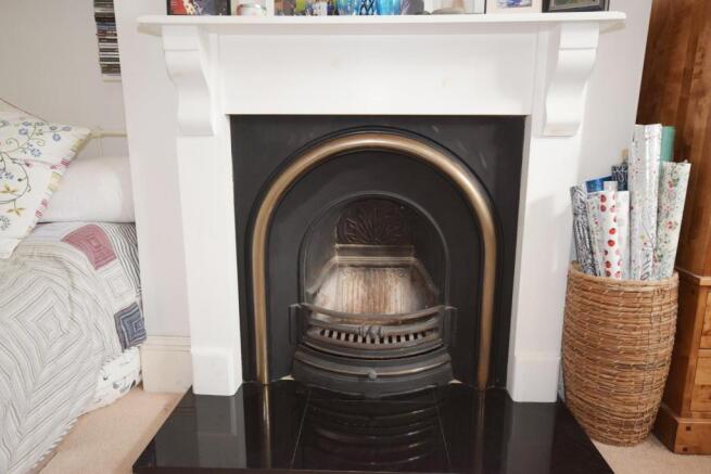 FEATURE FIREPLACE.JPG