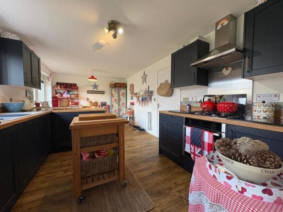 4 bed Detached for sale Image 8