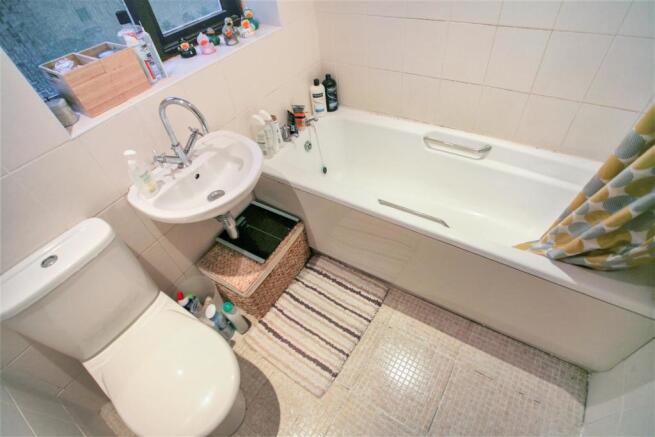 FIRST FLOOR BATHROOM