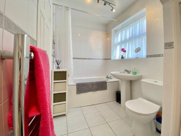 Andrews Cl - bathroo