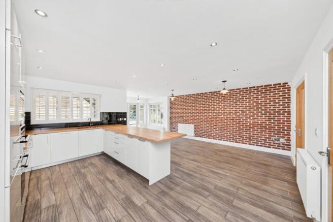 5 bed House for sale Image 10