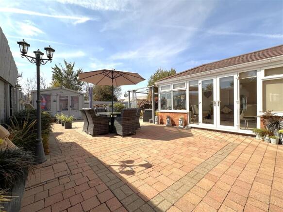 Impressive Landscaped Garden 894