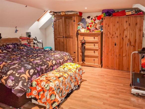 3 bed Apartment for sale Image 6
