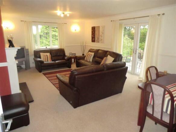 LOUNGE/DINING ROOM