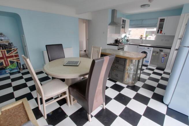 KITCHEN / FAMILY ROOM
