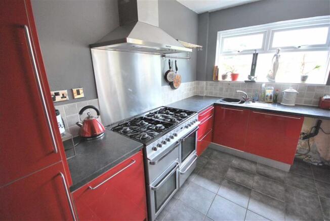 MODERN FITTED KITCHEN