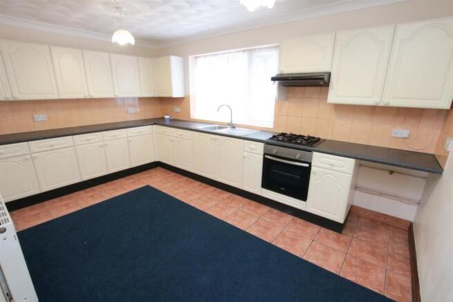 LARGE DINING KITCHEN