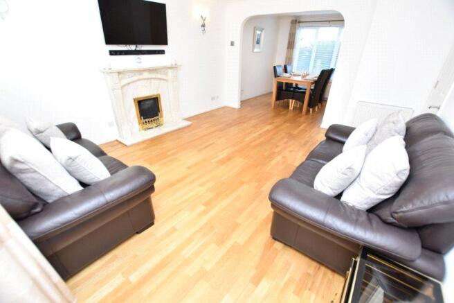 Lounge/Dining Area
