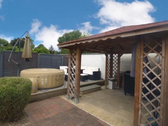 F6C0PERGOLA 25 NURSERY AVE .JPG