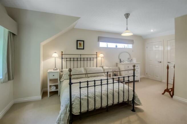 4 bed Semi-Detached for sale Image 9