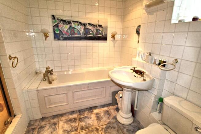 ENSUITE TO BED 1