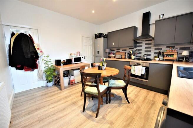 4 bed House to rent Image 5