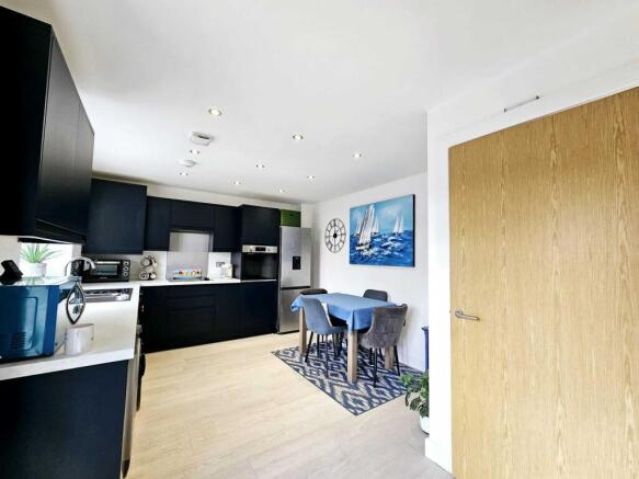 3 bed Semi-Detached for sale Image 6