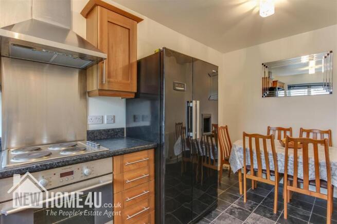 KITCHEN / BREAKFAST ROOM: