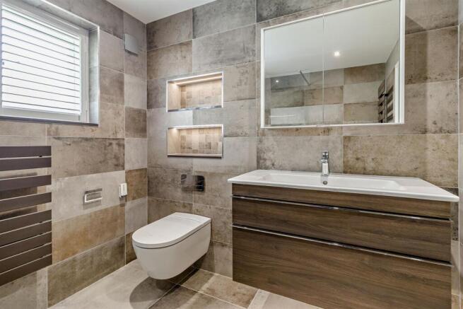 5 bed Detached for sale Image 12