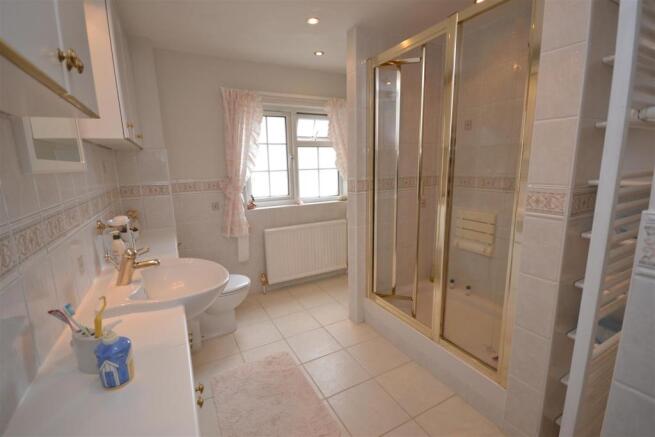 Master Ensuite 1.JPG