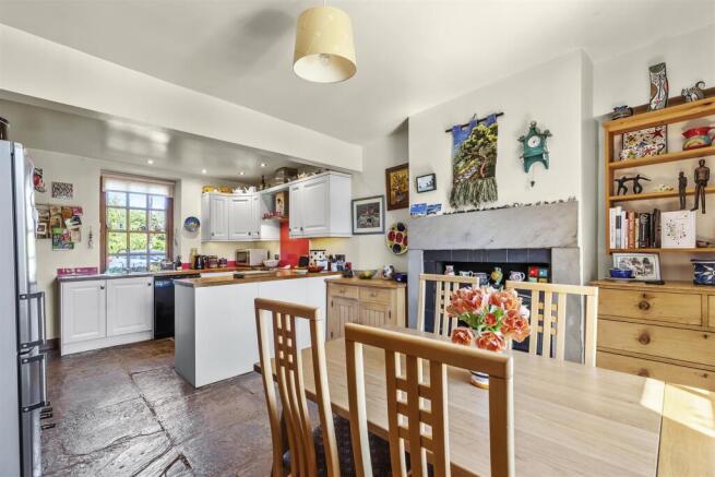 4 bed Semi-Detached for sale Image 12