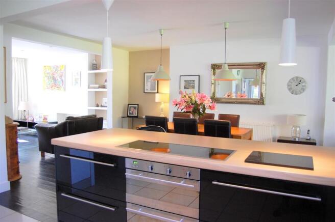 KITCHEN/DINING AREA