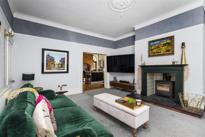 5 bed Detached for sale Image 6