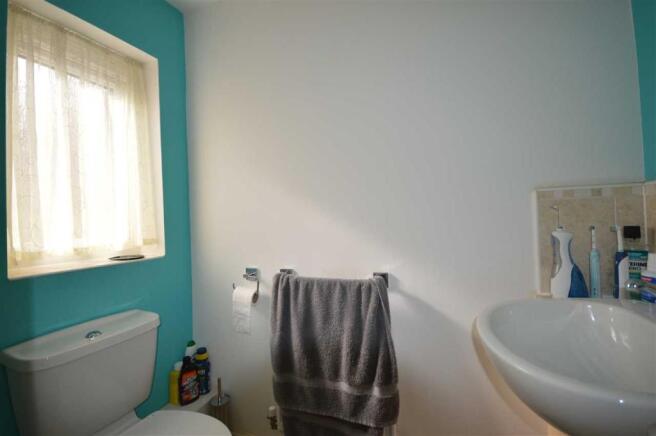 EN-SUITE SHOWER ROOM